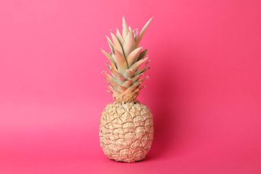 Pembe arka planda boyanmış altın ananas, metin için boşluk