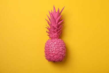 Sarı arkaplanda pembe ananas boyası, metin için boşluk