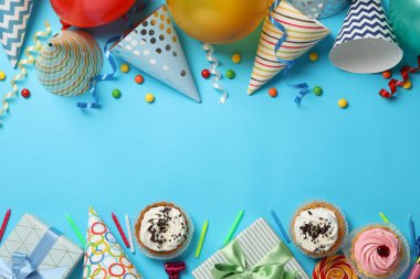 Mavi sırtta farklı doğum günü aksesuarları olan kompozisyon