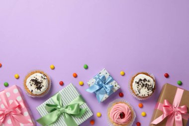 Menekşe arka tarafında farklı doğum günü aksesuarları olan kompozisyon