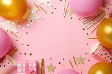 Farklı doğum günü aksesuarları ve pembe arka Grou kompozisyon