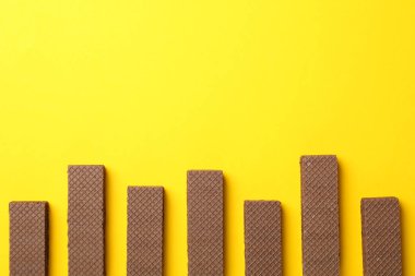 Sarı arkaplanda gofretleri olan düz bir yer, metin için boşluk