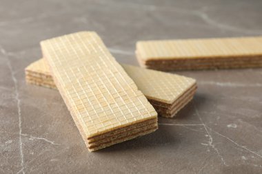 Gri arkaplanda tatlı bisküviler, yakın plan.