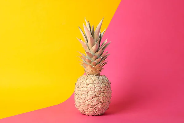 Geschilderde gouden ananas op tweekleurige achtergrond, ruimte voor tekst — Stockfoto