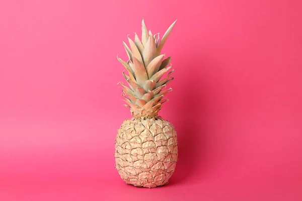 Geschilderde gouden ananas op roze achtergrond, ruimte voor tekst — Stockfoto