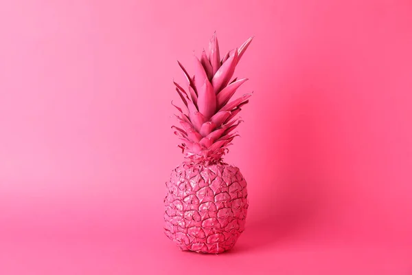 Geschilderde ananas op roze achtergrond, ruimte voor tekst — Stockfoto