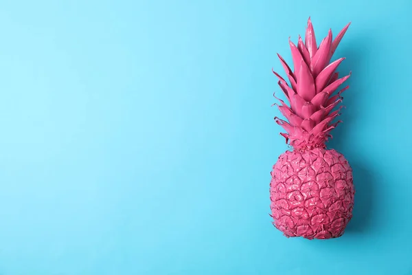 Geschilderde roze ananas op blauwe achtergrond, ruimte voor tekst — Stockfoto