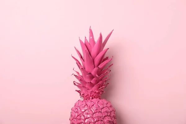 Geschilderde roze ananas op kleur achtergrond, ruimte voor tekst — Stockfoto