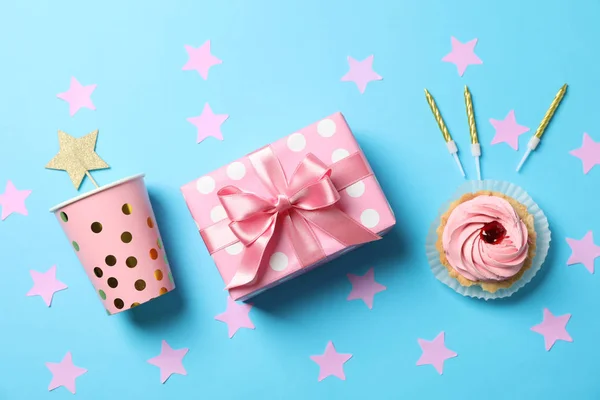 Komposition mit Geschenkbox und Cupcake auf blauem Hintergrund, Top vi — Stockfoto