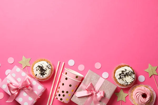 Composición con diferentes accesorios de cumpleaños sobre fondo rosa — Foto de Stock