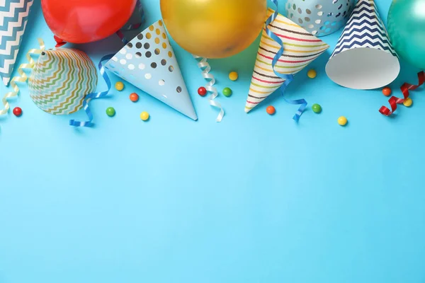 Composición con diferentes accesorios de cumpleaños sobre fondo azul — Foto de Stock