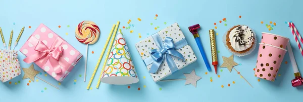 Geschenkschachteln und Geburtstagsaccessoires auf blauem Hintergrund, Ansicht von oben — Stockfoto