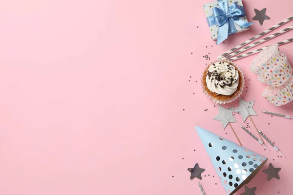 Composição com cupcake e acessórios de aniversário no backgr rosa — Fotografia de Stock