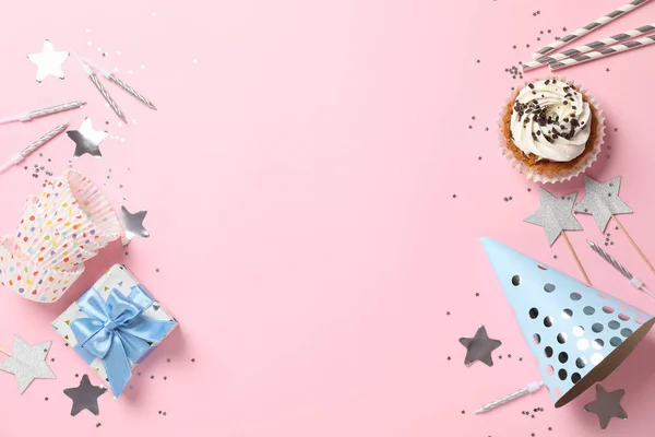 Composição com cupcake e acessórios de aniversário no backgr rosa — Fotografia de Stock