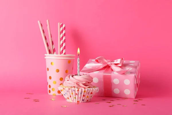 Σύνθεση με cupcake και κουτί δώρου σε ροζ φόντο, χώρο — Φωτογραφία Αρχείου