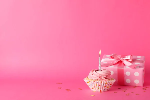 Composition with cupcake and gift box on pink background, space — Stock Photo, Image