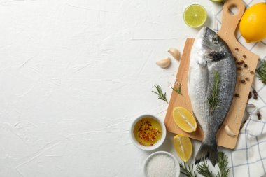 Dorado balığıyla tahta kesmek ve beyaz üzerine yemek pişirmek. 