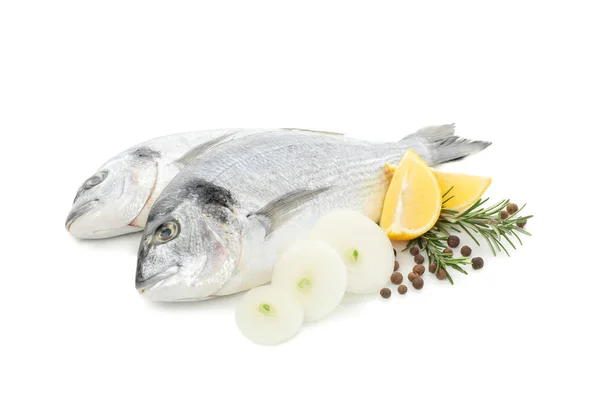 Friss Dorado halak és fűszerek izolált fehér alapon — Stock Fotó