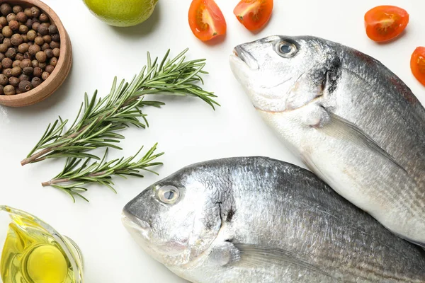 Čerstvé Dorado ryby a přísady do vaření na bílém pozadí, — Stock fotografie