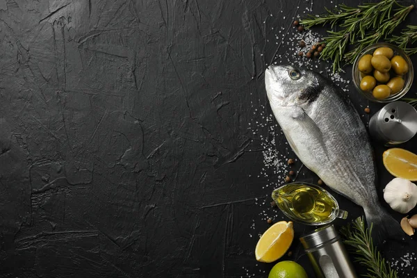 Čerstvé Dorado ryby a přísady do vaření na černém pozadí, t — Stock fotografie