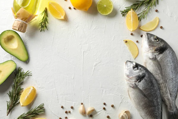 Dorado ryby a vaření ingredience na bílém pozadí, prostor — Stock fotografie