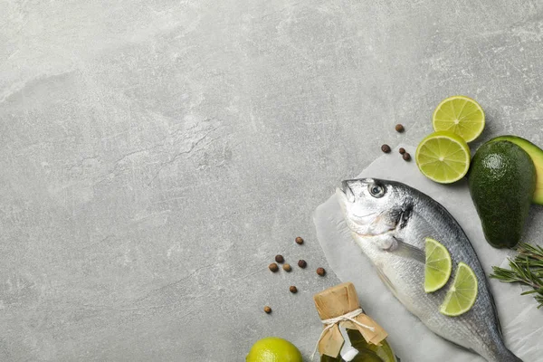 Dorado ryby a přísady do vaření na šedém pozadí, horní pohled — Stock fotografie