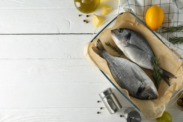 Podnos na pečení s rybami Dorado a přísady na vaření na dřevě b — Stock fotografie