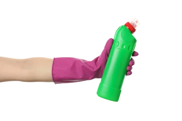 Рука в чистящей перчатке держать моющее средство, изолированные на белой спинке — стоковое фото