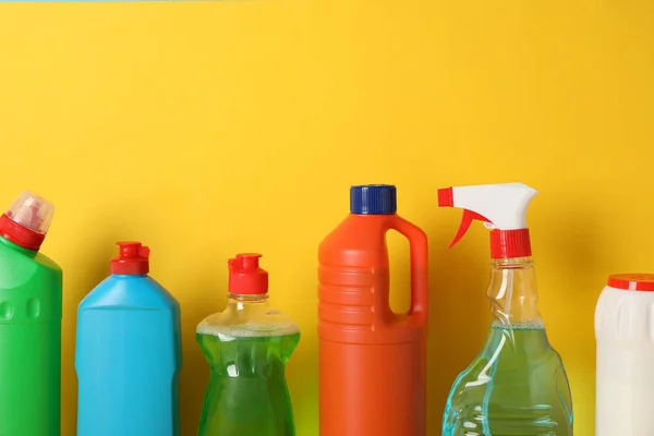 Grupo de botellas con detergente sobre fondo amarillo, espacio para —  Fotos de Stock