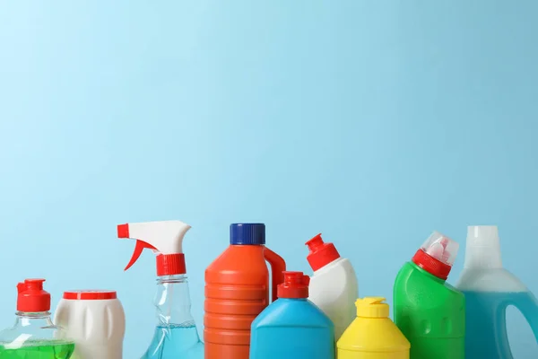 Grupo de botellas con detergente sobre fondo azul, espacio para te —  Fotos de Stock