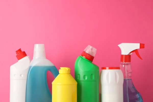 Botellas con detergente sobre fondo rosa, espacio para texto —  Fotos de Stock