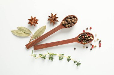 Biber baharatlı ahşap kaşıklar ve beyaz sırtlı malzemeler.