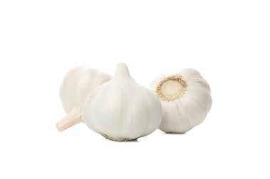 Beyaz arka plan üzerinde izole taze sarımsak ampuller