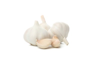 Beyaz arka planda taze sarımsak soğanları ve dilimler var.