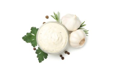 Beyaz arka planda izole edilmiş sos ve baharatlarla dolu bir kase.