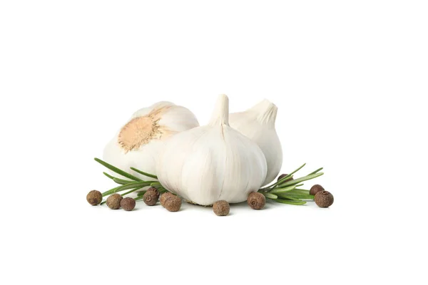 Bulbos de ajo, pimienta y romero aislados sobre fondo blanco — Foto de Stock