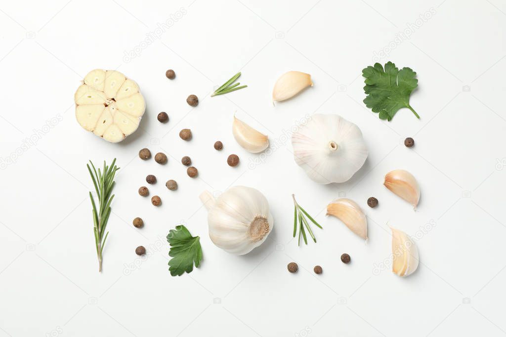 Flat lay of composition, garlic bulbs, slices, spice, parsley, r
