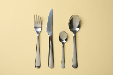 Bej arkaplan, üst görünüm ve metin için alan üzerindeki çatal bıçak takımı