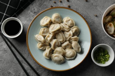 Gri arka planda hamur köftesi ve soya sosu ile kompozisyon, üst