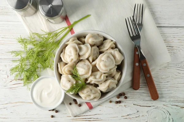 Samenstelling met knoedels, handdoek en specerijen op houten achterzijde — Stockfoto