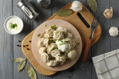 Ahşap arka planda lezzetli hamur tatlısı kompozisyonu, üst manzara