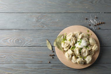 Ahşap zemin üzerinde hamur tatlısı olan daire tahtası, üst görünüm