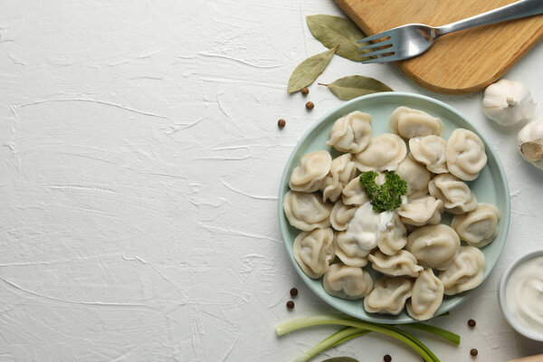 Композиция с вкусными пельмени на белом фоне, пространство для
 