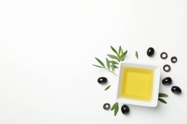 Kare kase zeytinyağı, zeytin ve yapraklar beyaz sırtüstü