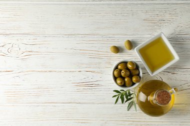 Bir şişe zeytinyağlı kase, ahşap sırtlı zeytinli kase.