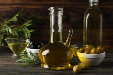 Ahşap arka planda zeytinyağı ve zeytinyağlı kompozisyon, Clos
