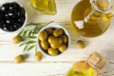 Ahşap zemin üzerinde zeytinyağı ve zeytinyağı kompozisyonu, üst 