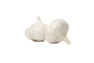 Beyaz arka plan üzerinde izole taze sarımsak ampuller