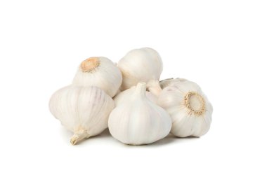 Beyaz arka plan üzerinde izole taze sarımsak ampuller