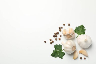 Sarımsak soğanı, dilimler, baharat, maydanoz, biberiye...